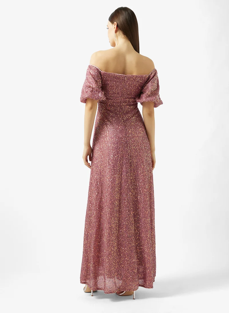 ايلا ليمتد اديشن فستان لامع بكتف مكشوف